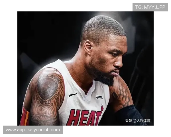 利拉德突破分球为队友创造良机